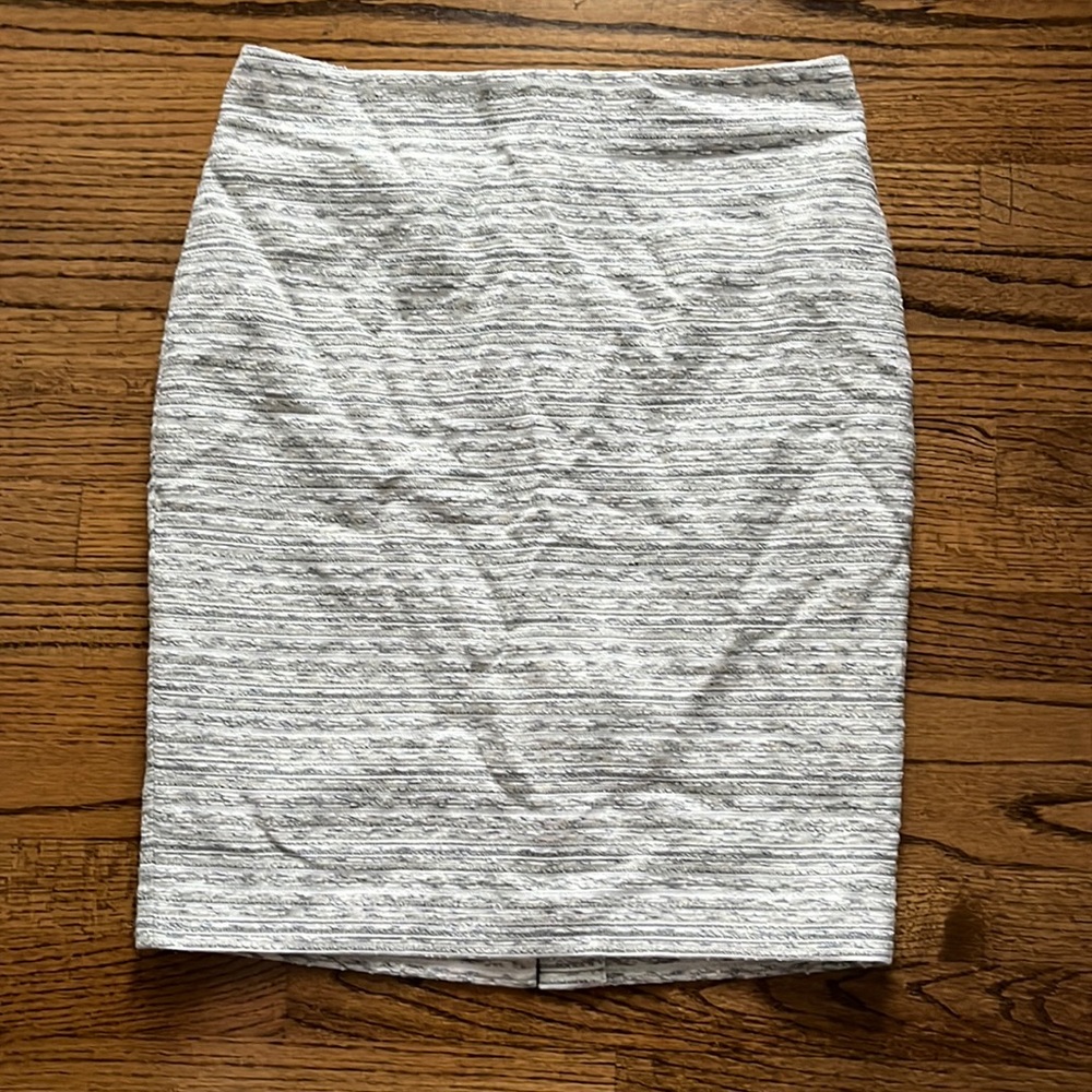 Ann Taylor | Pencil skirt. Textured white, black, gold stitching. Size 10